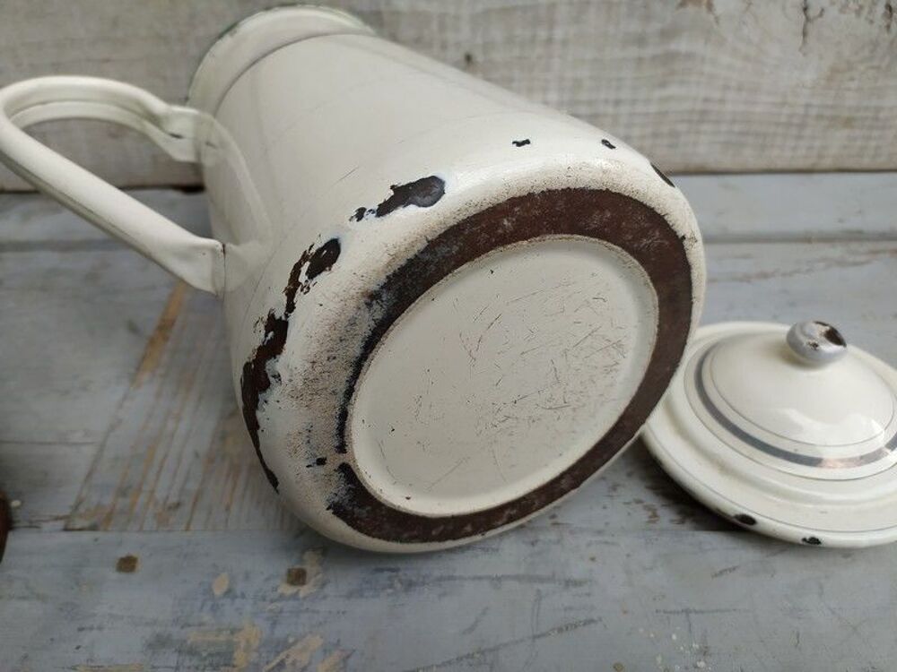 Ancienne Cafeti&egrave;re &Eacute;maill&eacute;e Blanche &agrave; Liser&eacute; Gris Bord Vert Décoration