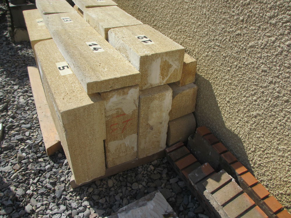 Lot de 14 pierres du Gard ( provenant d'une chemin&eacute;e ) Bricolage