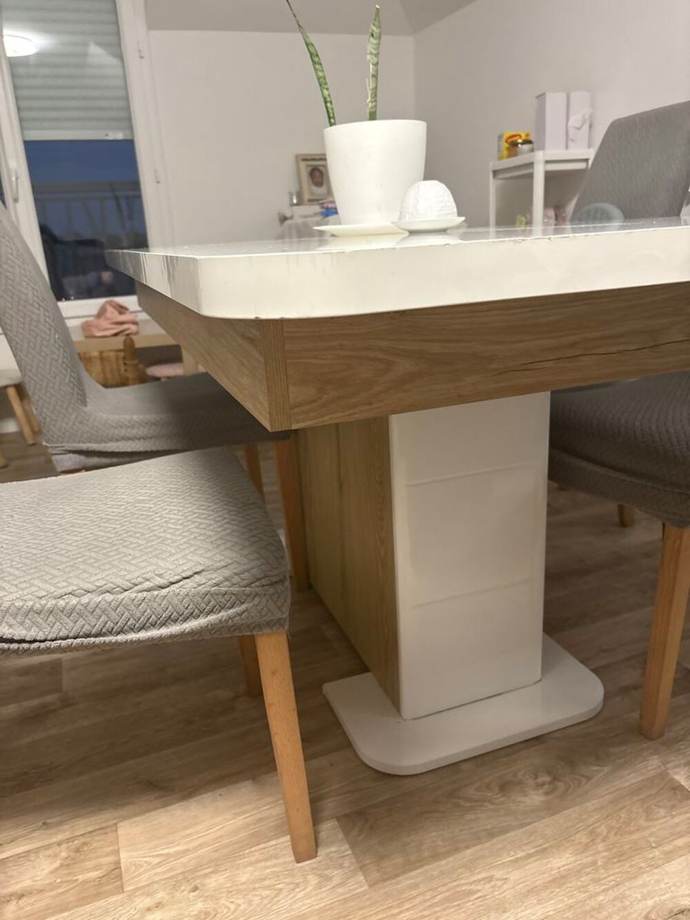 Table blanc laqu&eacute;e et bois. Meubles