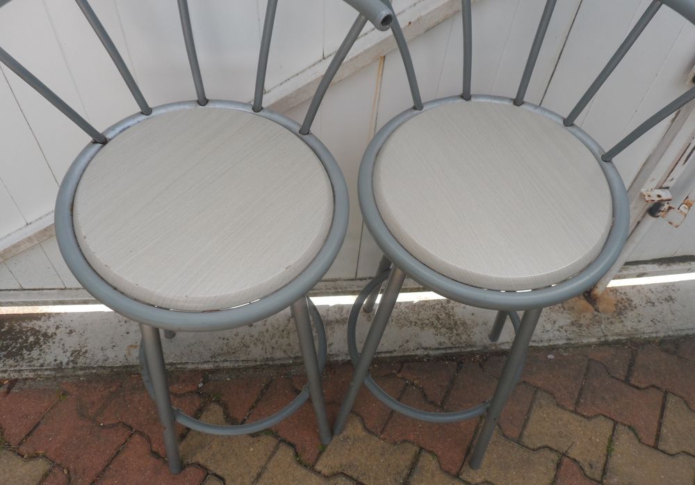 2 Chaises hautes m&eacute;tal assise en bois tournant sur roulement Cuisine