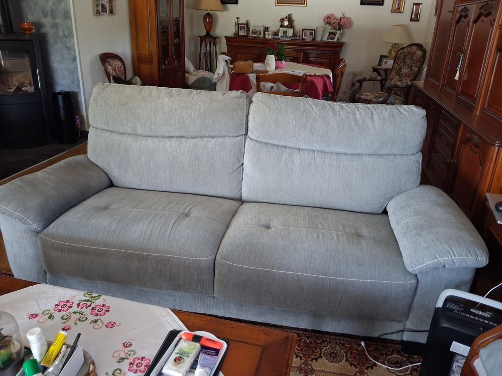 canap&eacute; 3 places et 2 fauteuils assortis gris. Meubles