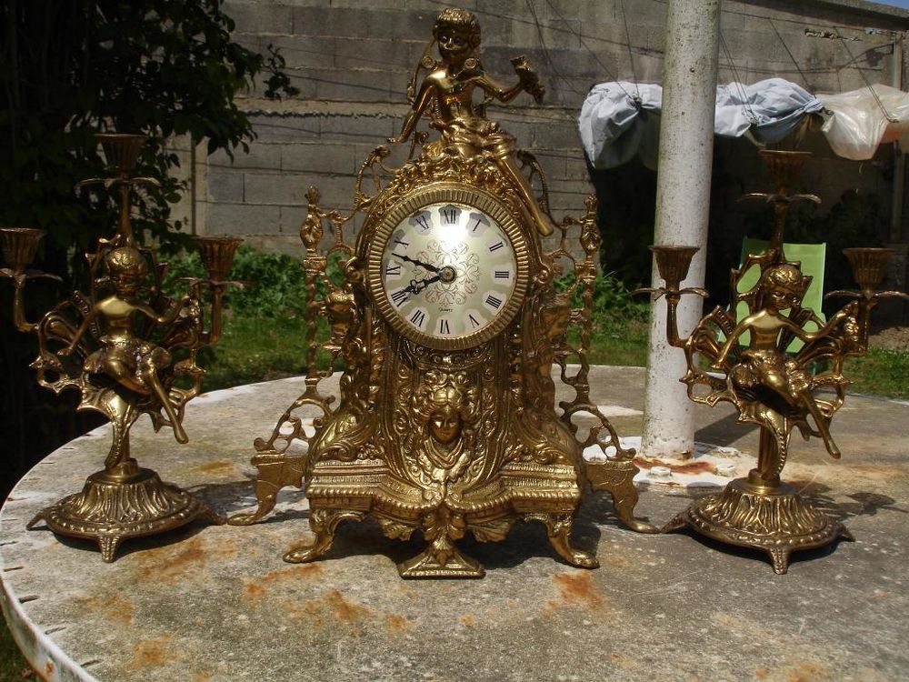 pendule et ses deux bougeoirs laiton Bon &eacute;tat Décoration