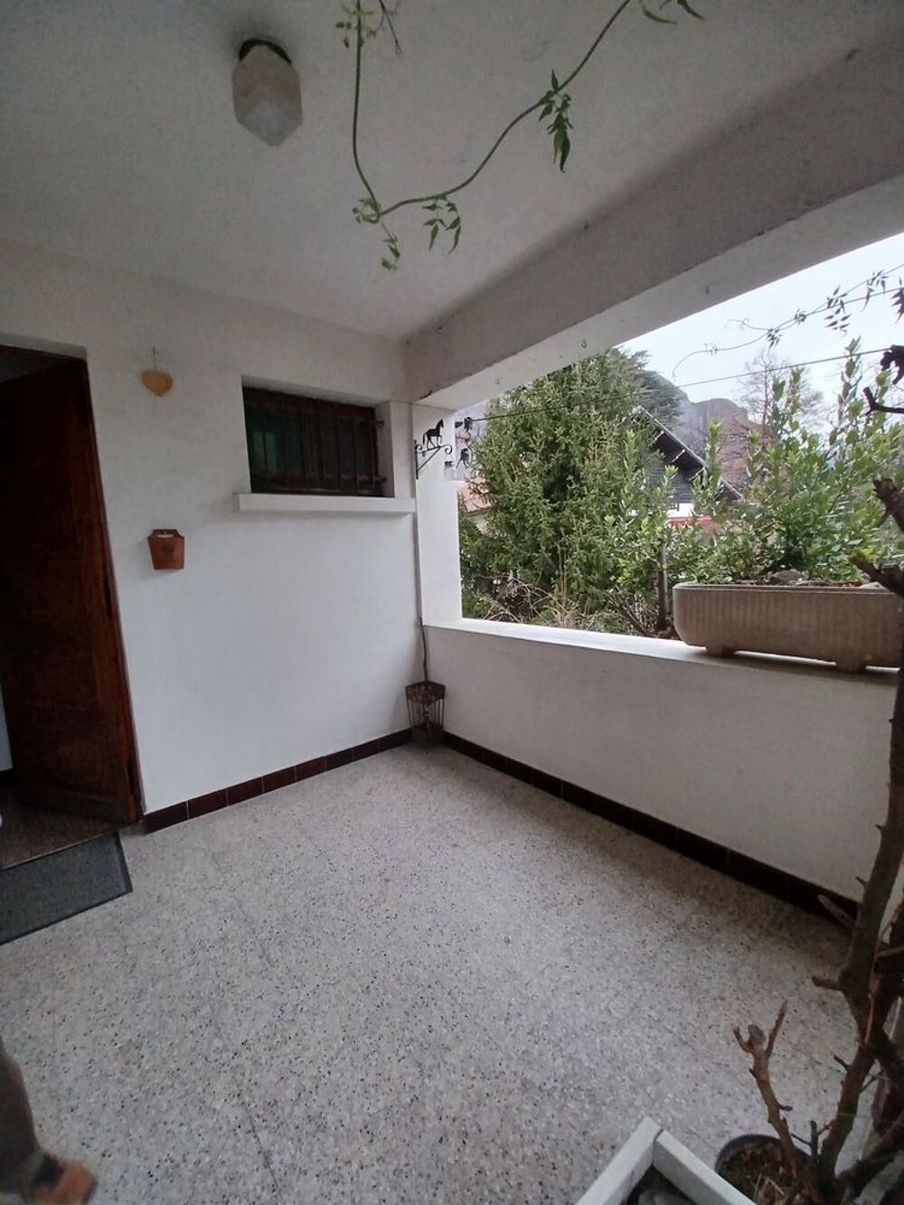 Vente Maison SAINT JEAN DE MAURIENNE Dans quartier résidentiel à proximité du centre ville Maison mitoyenne spacieuse de caractère 140 m2 + 2 belles terrasses et très agréable jardin privé et clos Saint-jean-de-maurienne