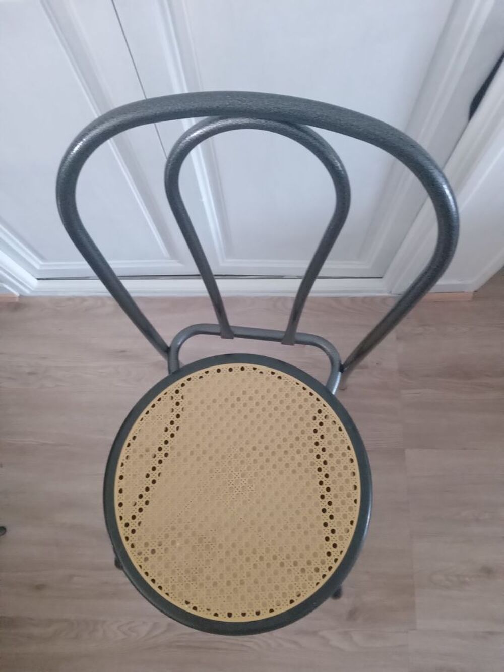 4 CHAISES ETAT PROCHE DU NEUF Meubles