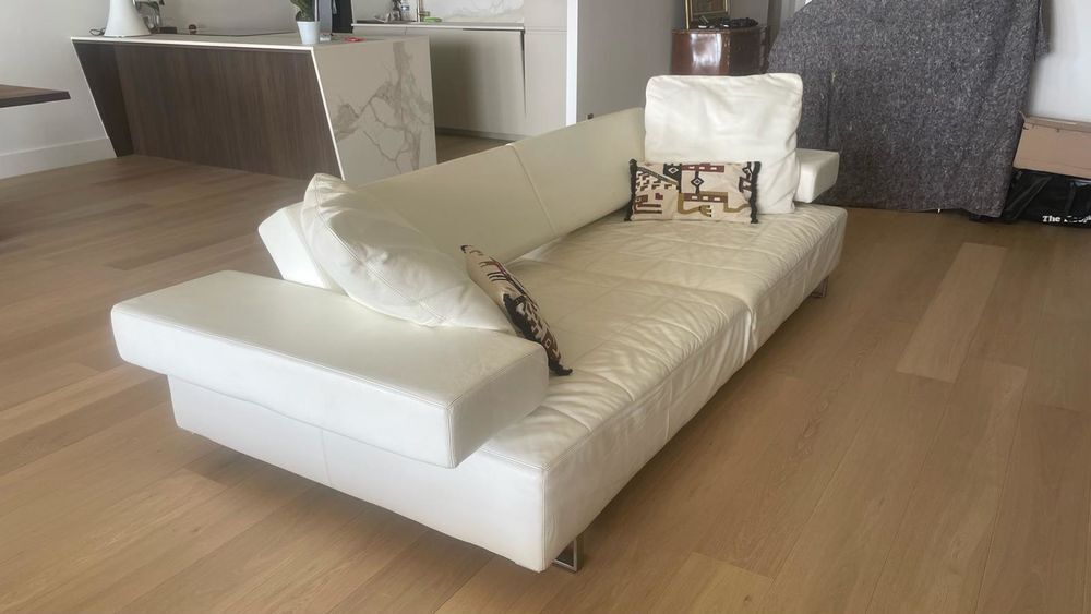 Canap&eacute; et m&eacute;ridienne en cuir blanc marqu&eacute; ARKETIPO Meubles
