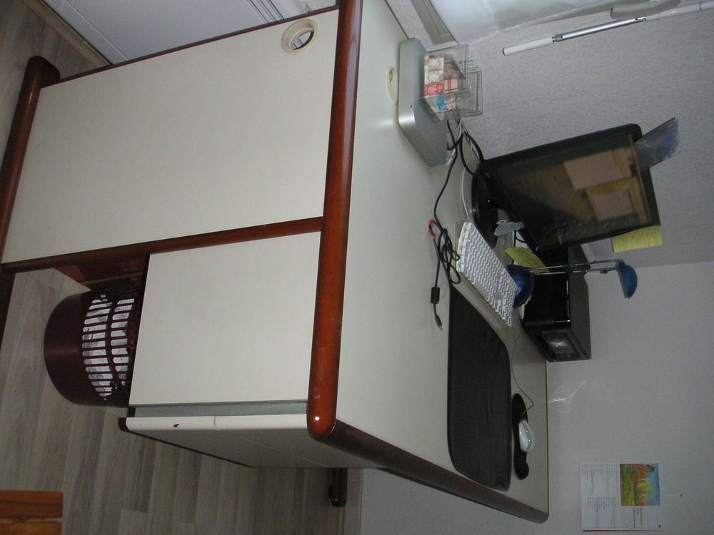 Grand bureau avec tiroirs Meubles