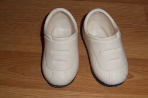 Chaussures baskets blanche grande poupée 5 Colombier-Fontaine (25)