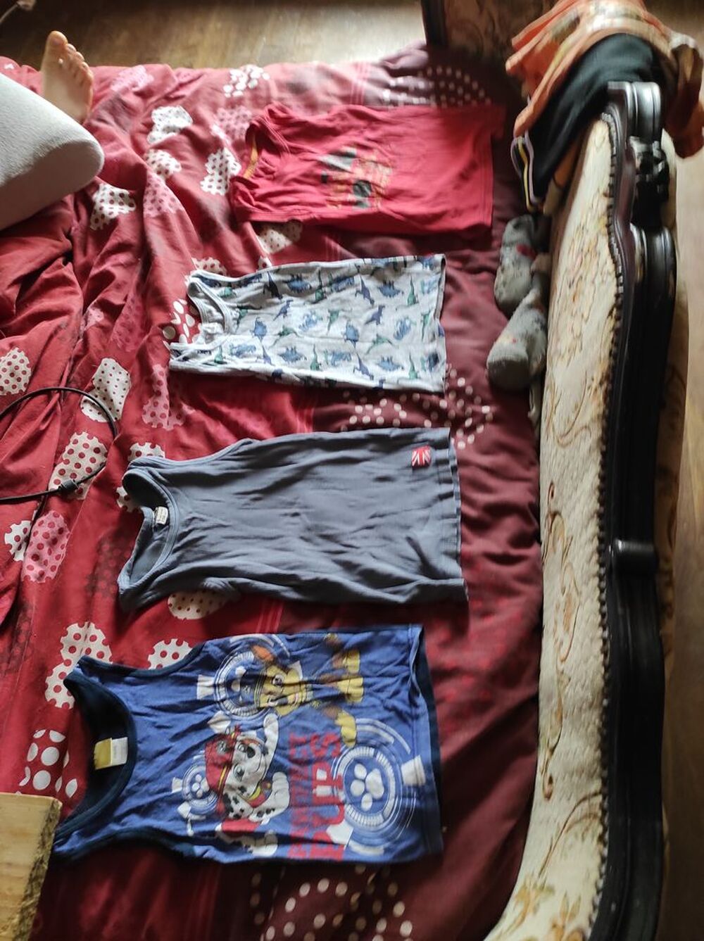 A vendre6€ shit short manches courtes et trois d&eacute;bardeurs Vêtements enfants