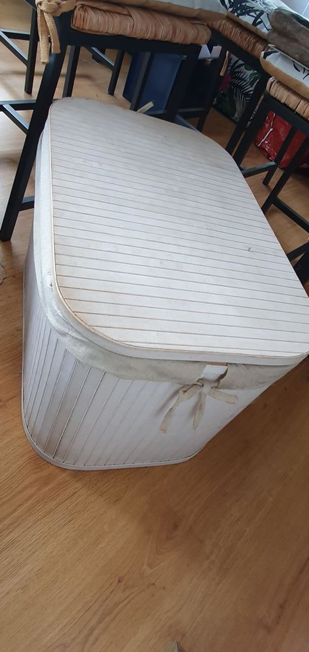 COFFRE EN BOIS BLANC OU BOUT DE LIT ) Meubles