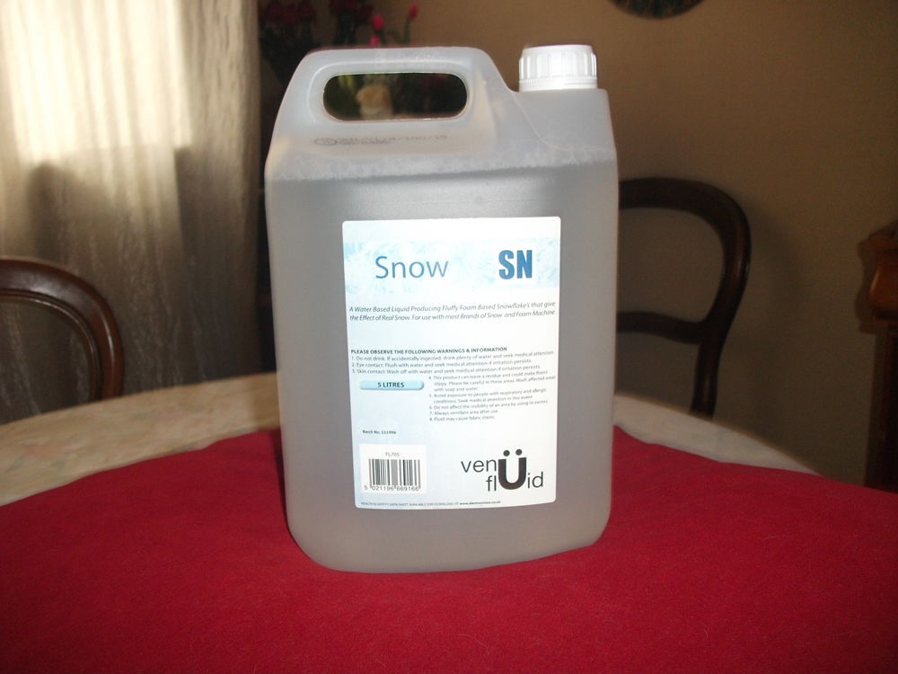 2 BIDONS DE 5 litre de Liquide a machine a mousse et neige. Meubles
