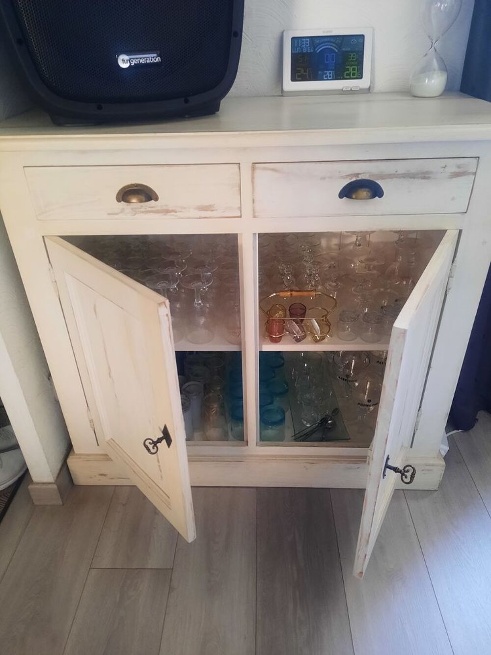 Joli meuble en bois blanc vieilli Meubles