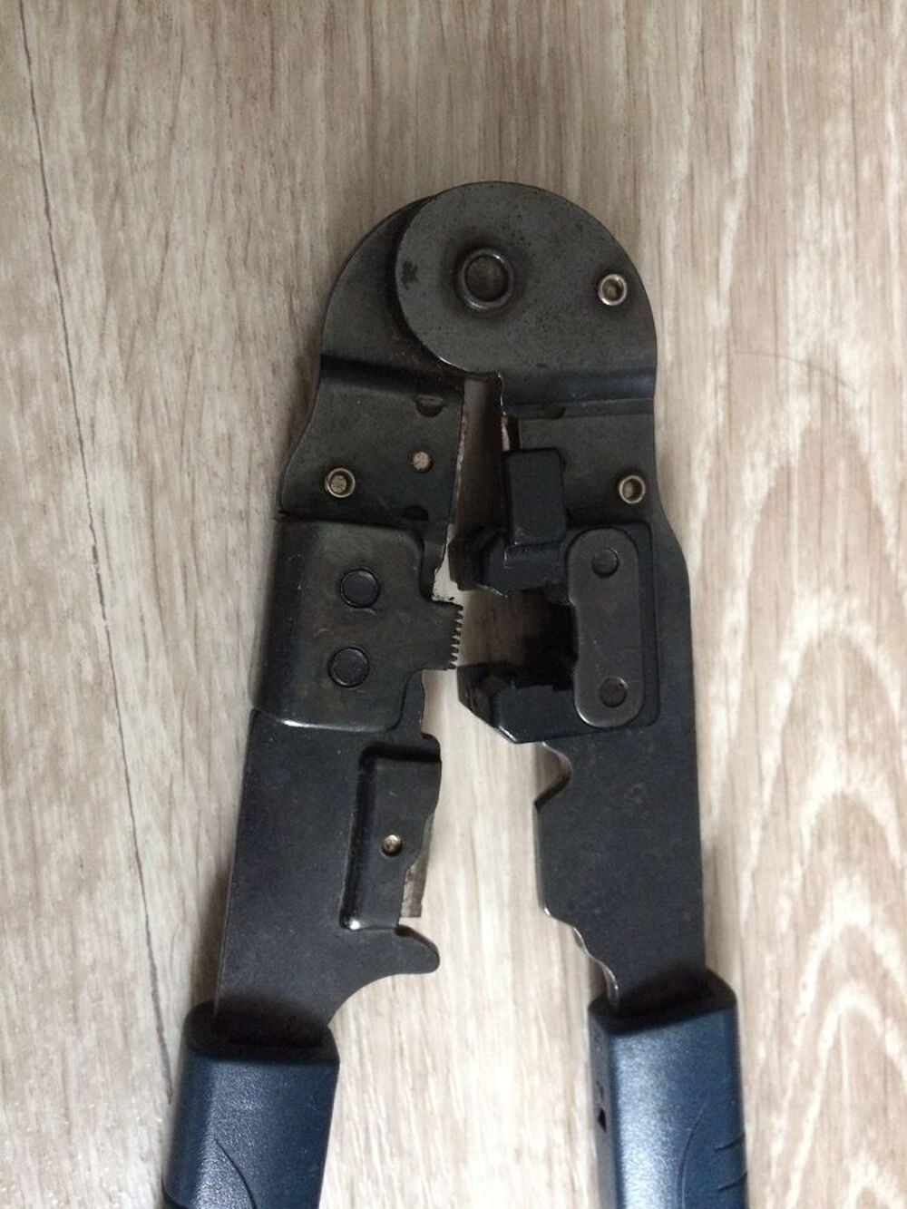 Pince &agrave; sertir pour cable reseau RJ45 Matériel informatique