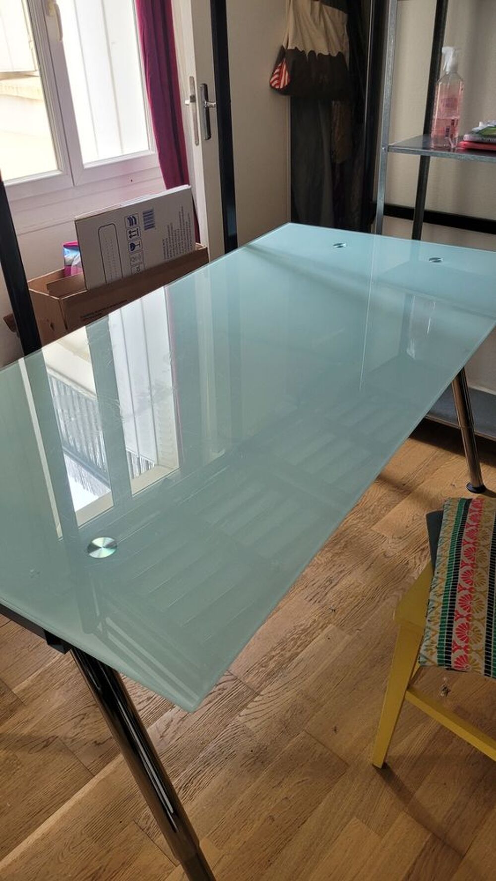 Bureau en verre Ikea avec pied en m&eacute;tal Meubles