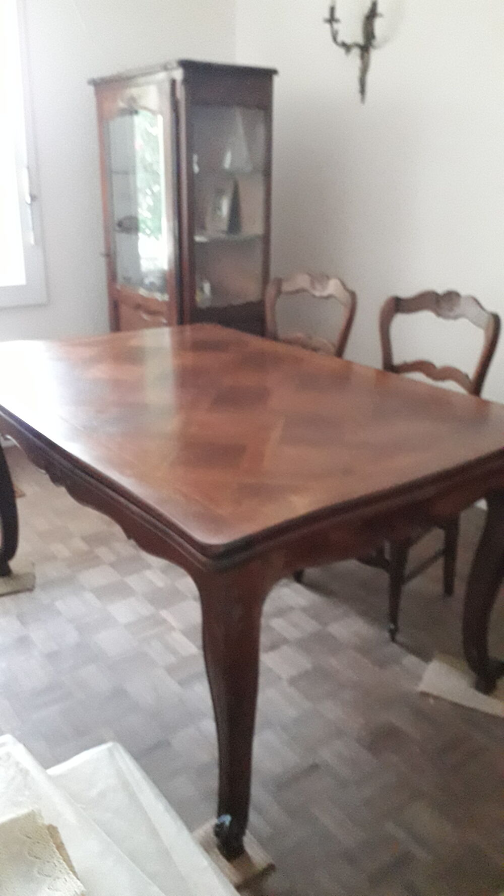 Salle &agrave; manger type Louis 15 noyer massif Meubles
