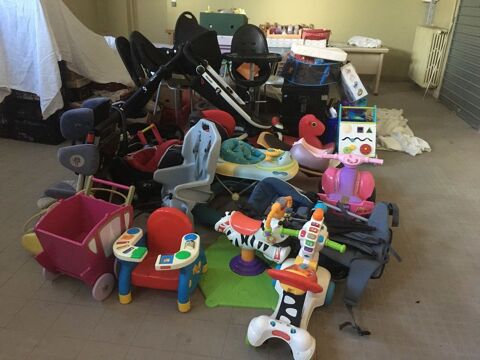 Important lot de pu�riculture
poussette/landau/si�ge auto 0 Castres (81)