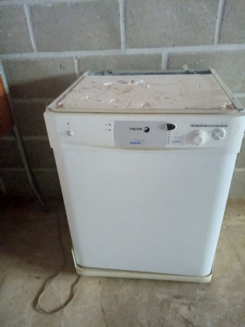 une machine &agrave; laver encastrable Electroménager