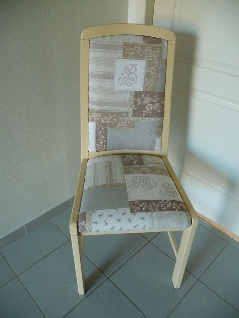 4 chaises h&ecirc;tre massif tissu et laque beige marque VERARDO Meubles