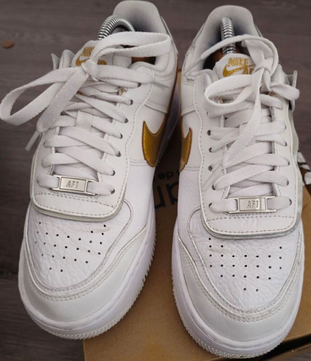 Tennis unixe Blanche en bon &eacute;tat Chaussures
