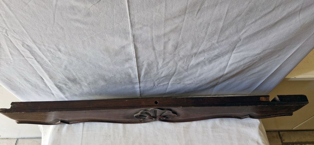 Ancien fronton sculpt&eacute; en bois ch&egrave;ne
Longueur 88cm
Décoration