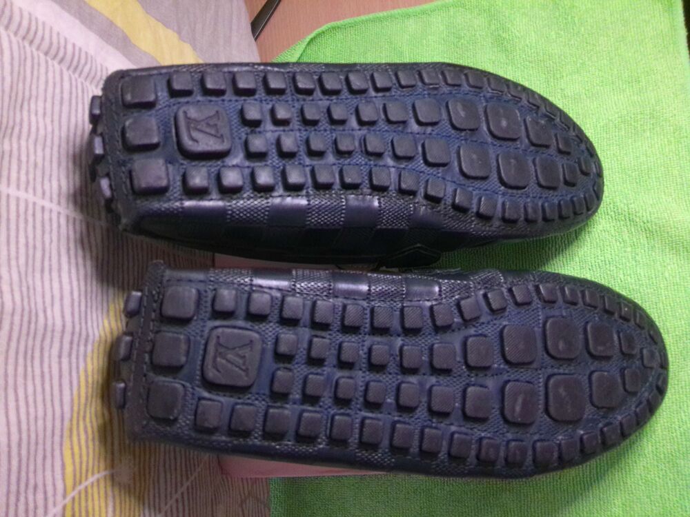 mocassins Vuitton taille 40,en cuir noir vintage. Chaussures