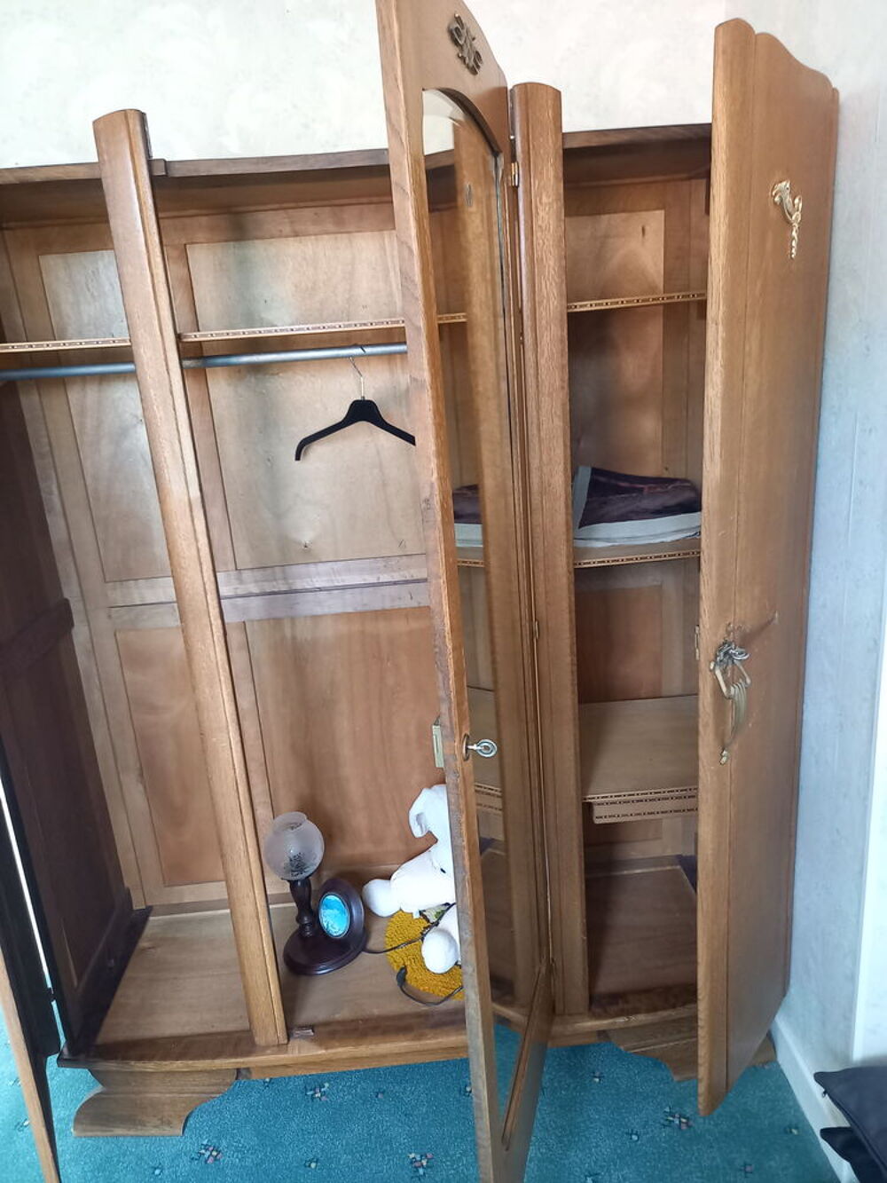 Armoire penderie ancienne en ch&ecirc;ne Décoration