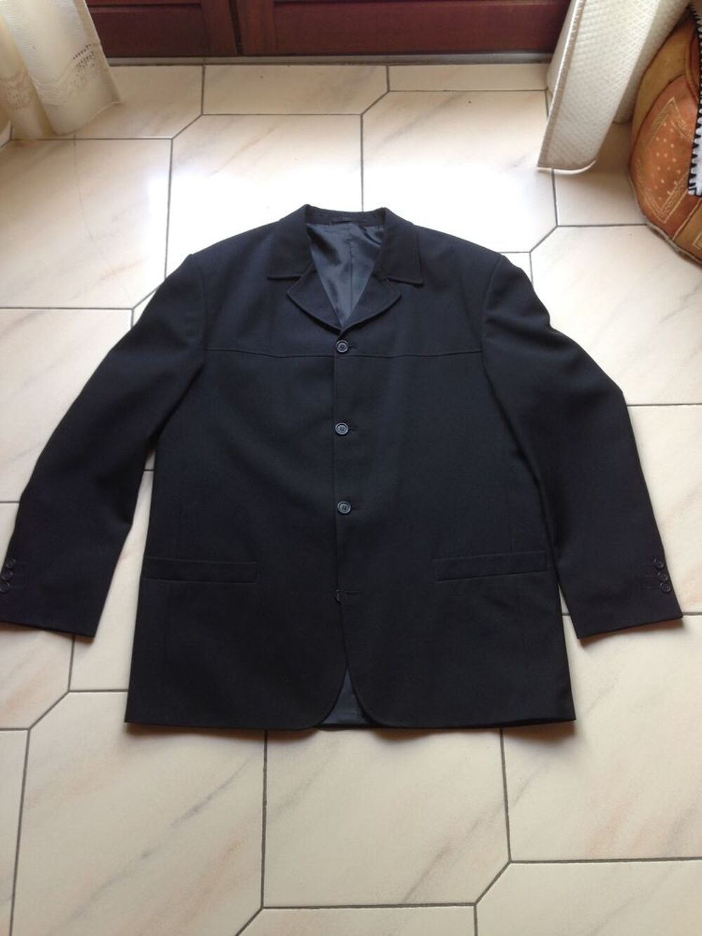 Costume noir 100 % polyester taille 44 Vtements