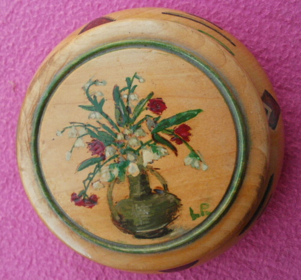 Boite en bois laqu&eacute; ou vernis,(bouquet dans un vase ), sign&eacute; Décoration