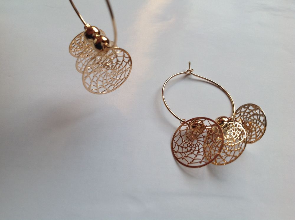 BOUCLES OREILLES DOR&Eacute;E TOILE ARAIGN&Eacute;E PI&Egrave;GE &Agrave; R&Ecirc;VES Envoi Po Bijoux et montres