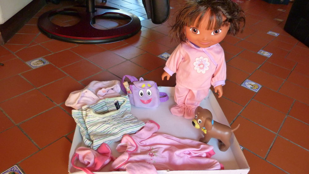 Poup&eacute;e Dora l exploratrice en tr&egrave;s bon &eacute;tat + accessoires
Jeux / jouets