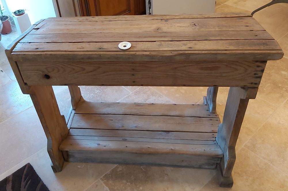 Ancien bureau d'&eacute;colier en bois massif
Meubles