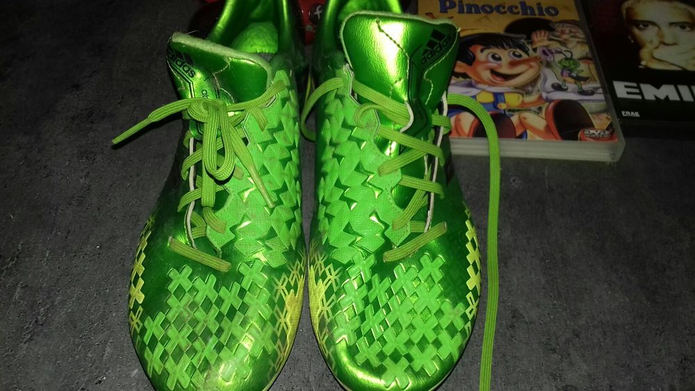 Bonjour lots de 2 paires de chaussures de foots pointure 43 est 42 bonne &eacute;tat je prends que de esp&egrave;ce as venir chercher &agrave; mon domicile je fais pas envoi ni de compte PayPal etc Merci Sports