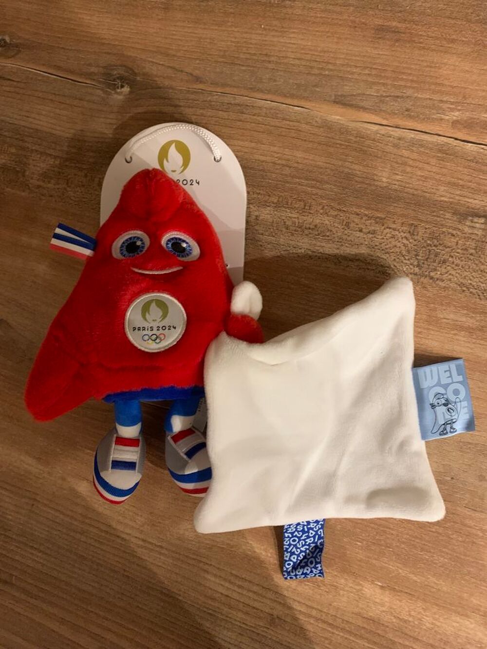 Doudou / peluche Mascotte " JO Paris 2024 " Puériculture