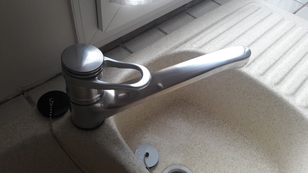 evier en gr&egrave;s avec mitigeur Grohe Meubles