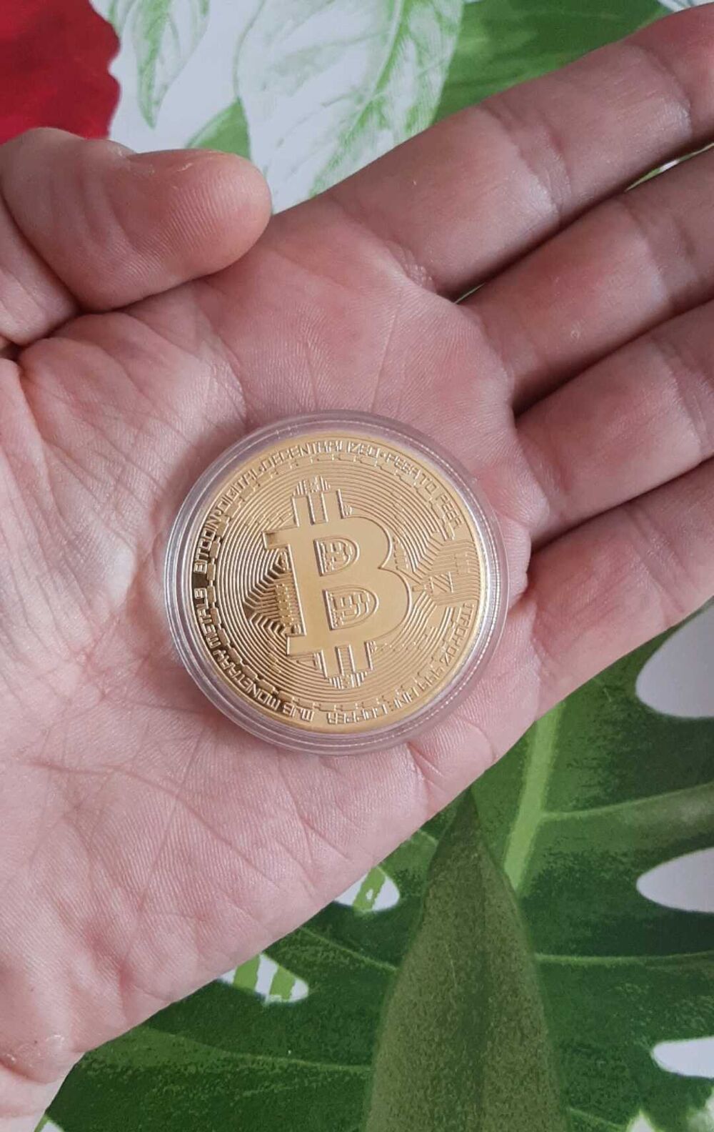 pieces de monnaie avec le signe bitcoin neuve dans sa bo&icirc;te 
