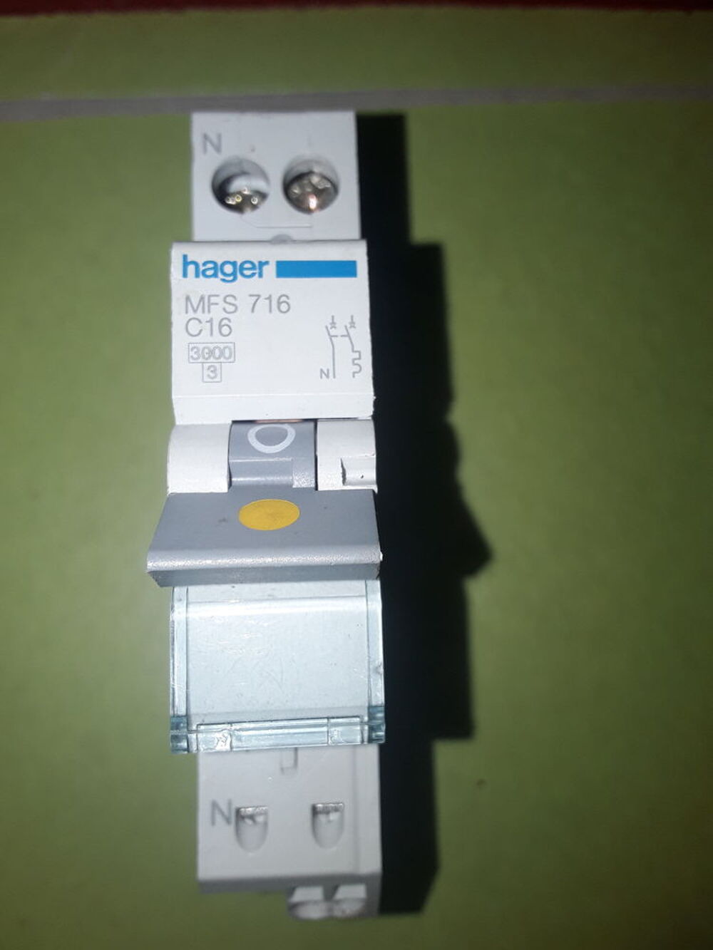HAGER - DISJONCTEUR - 1P+N - 16A - AUTO - R&Eacute;F : MFS716 Bricolage