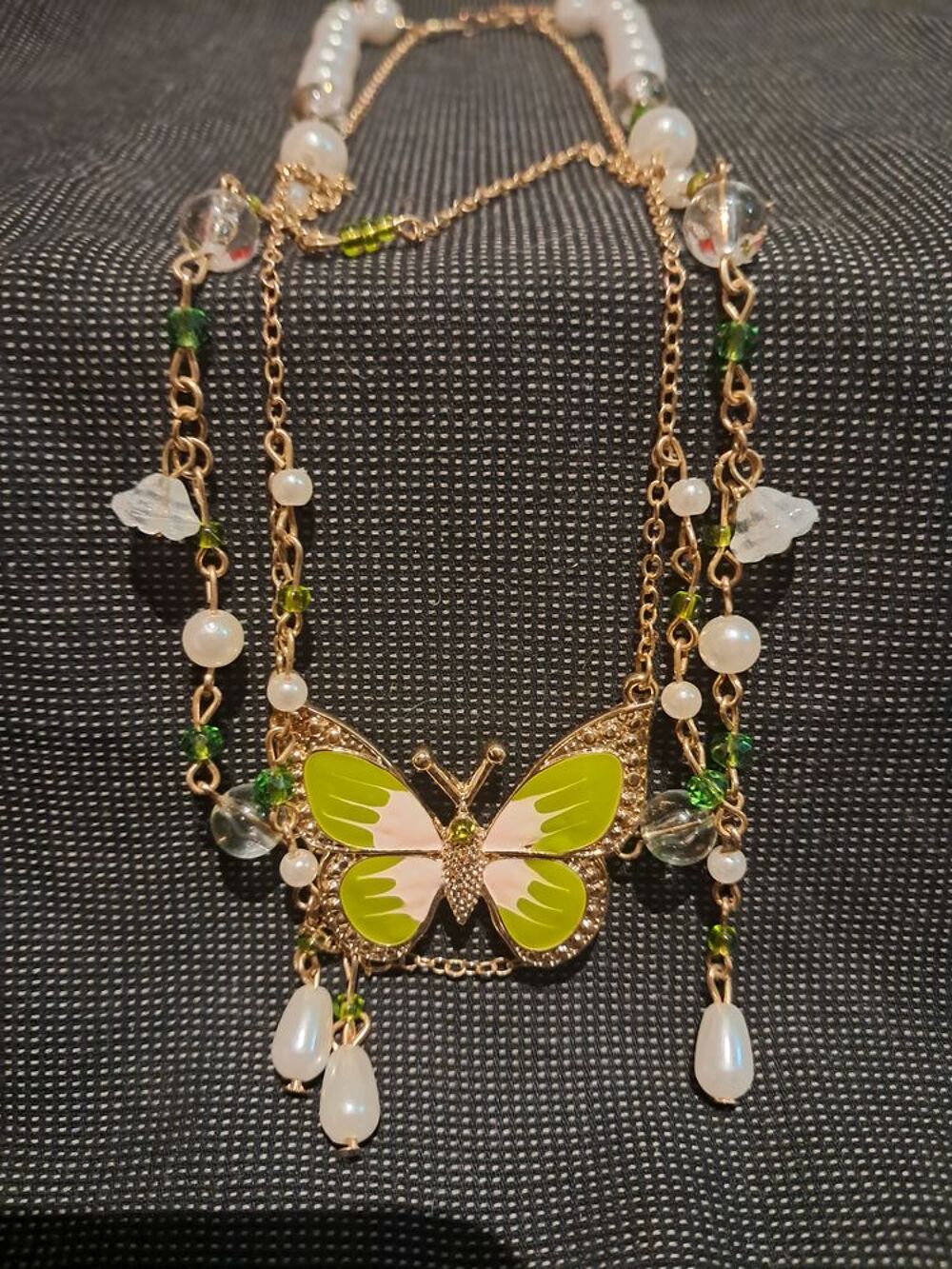 Somptueux bijoux fantaisie multi-chaine a pendentif papillon Bijoux et montres