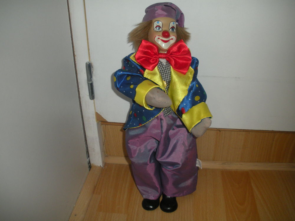 poup&eacute;es et clowns en porcelaine Jeux / jouets