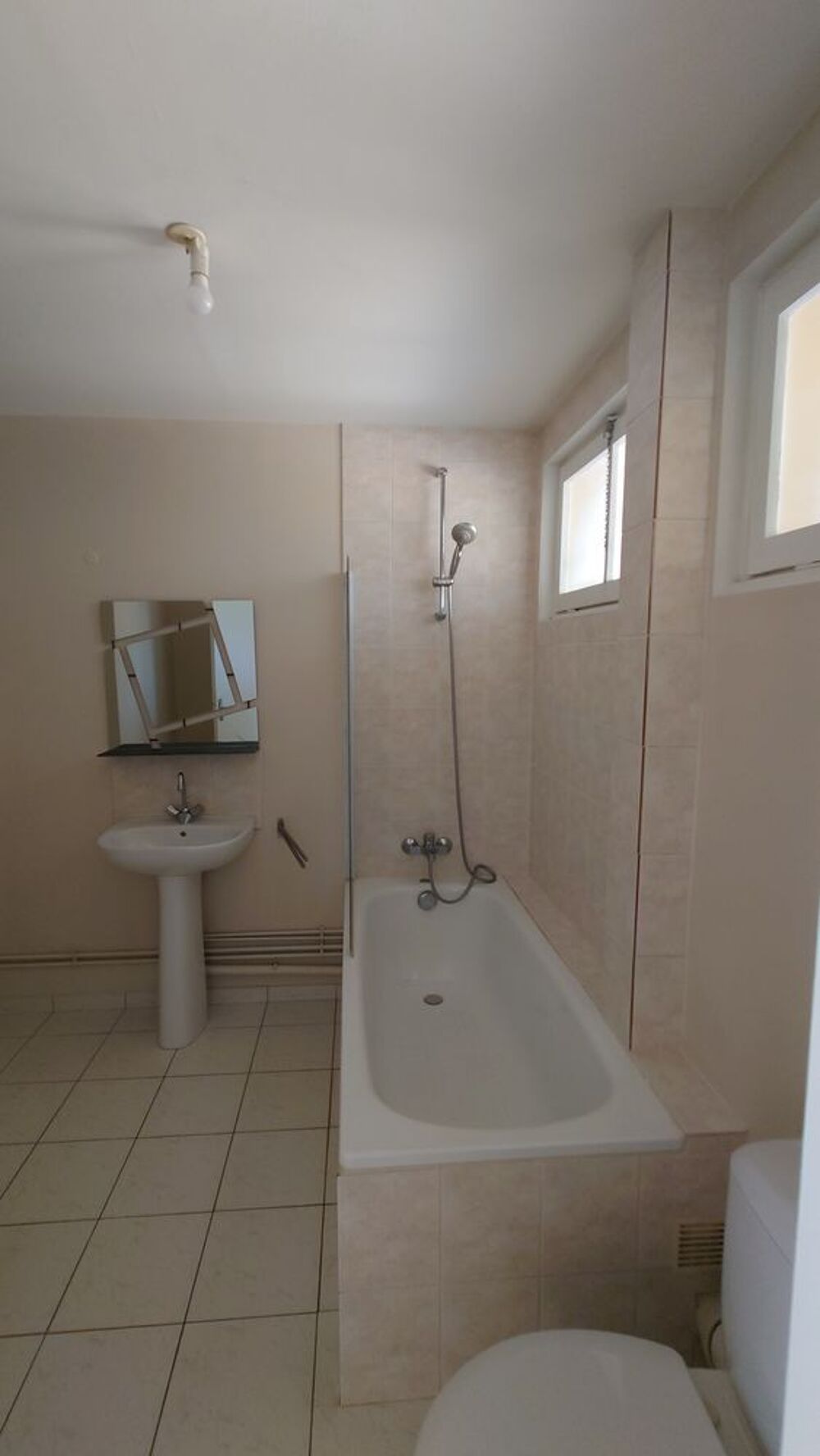 Location Appartement Proximité hippodrome Villeurb/ carré de soie F2 TBE 535 CC Vaulx-en-velin