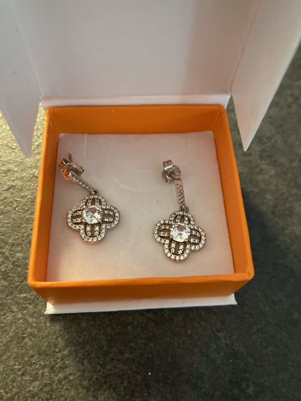 boucles d'oreilles en argent jamais port&eacute;e Bijoux et montres