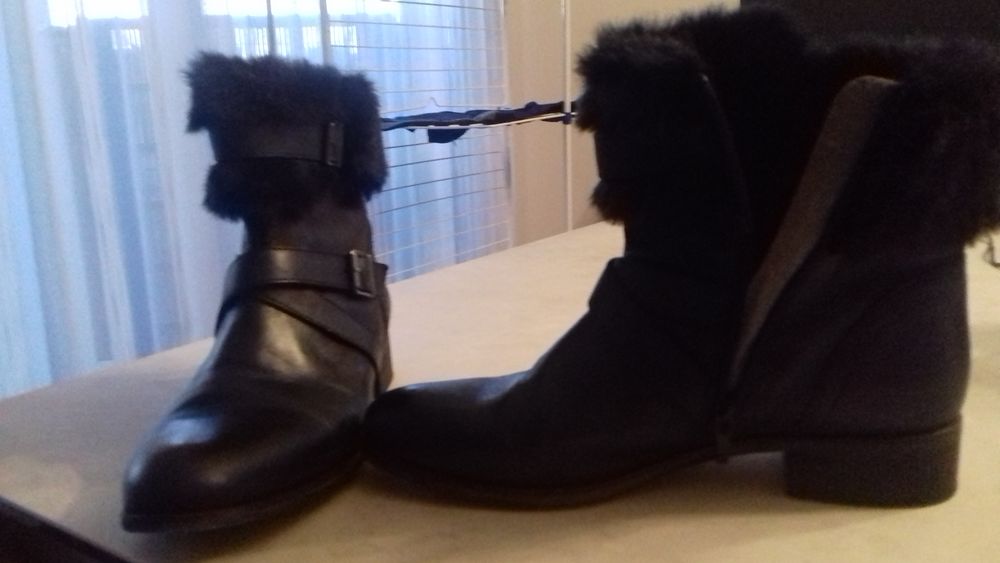 BOTTINES NOIRES EN CUIR AVEC FOURRURE Pointure 41/42 Chaussures