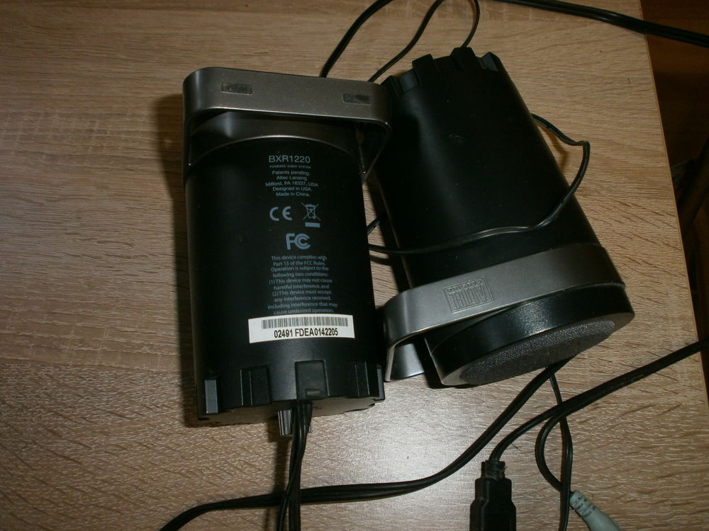 Ecran ordi 47.5 x 39.5 + clavier + 2 hautparleurs Mat�riel informatique