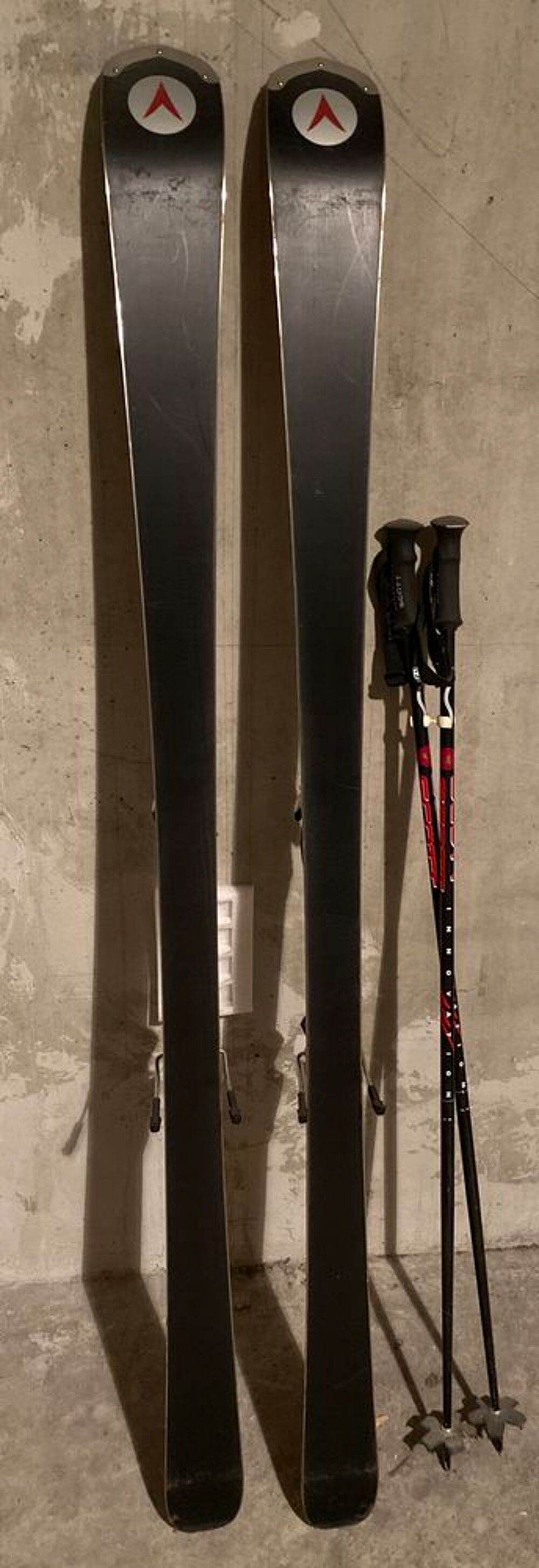 Ski carver dynastar avec fixation neuf Sports