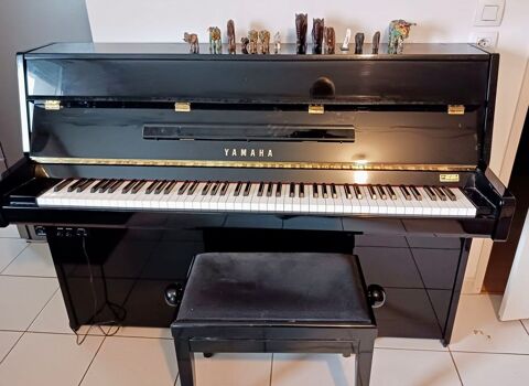 Piano droit Yamaha noir laqu� - avec banquette 2500 Nantes (44)