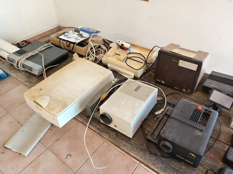 collection de téléphones , projecteurs , etc... 0 Grenay (38)