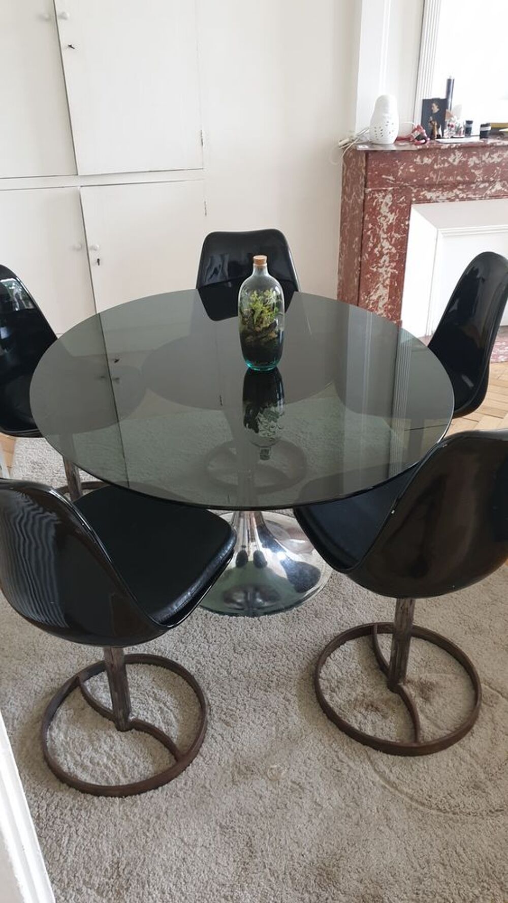 table &agrave; manger verre et chrome +5 chaises noires laqu&eacute;es Meubles
