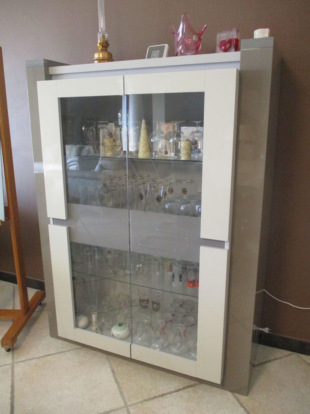 Ensemble de sale a manger gris clair et taupe, Meubles