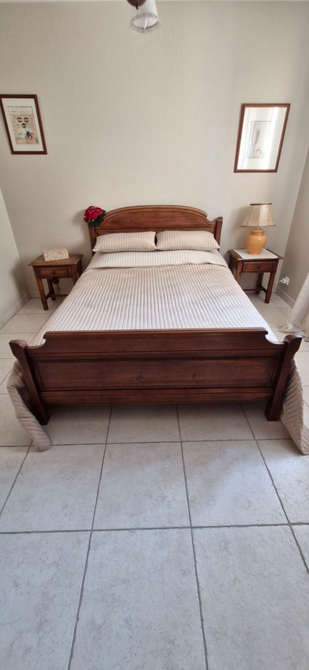 Chambre complete en ch&ecirc;ne massif. Meubles