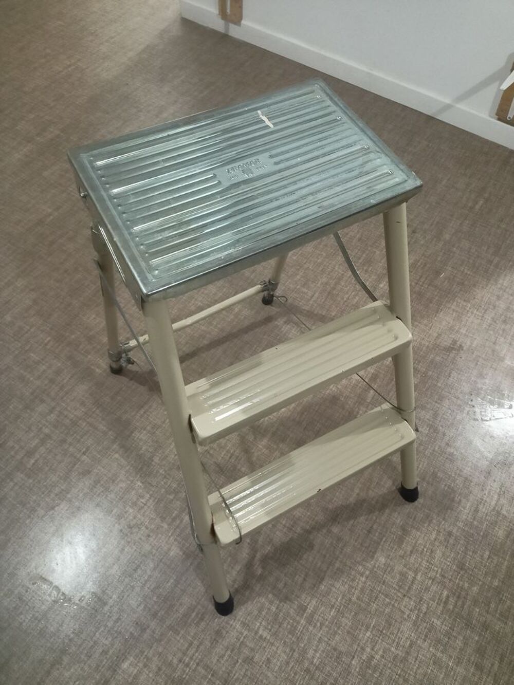 Escabeau 3 marches en m&eacute;tal Bricolage