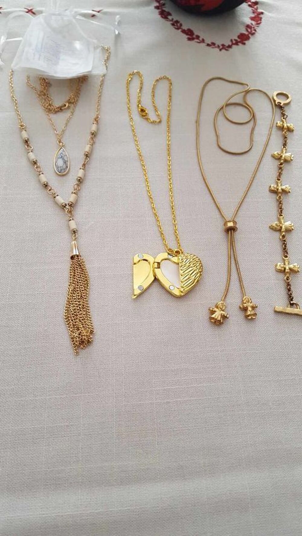  Collier + bracelet ,un collier c?ur porte photo ,un sautoir Bijoux et montres