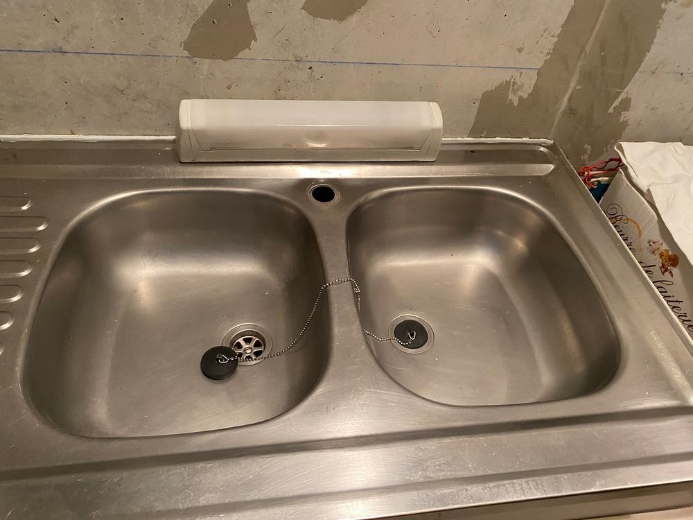 Evier sur meuble + n&eacute;on Meubles